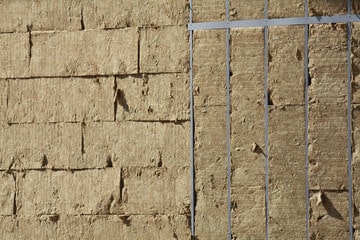 Isoler un Mur en Pierre : Découvrez les Meilleurs Matériaux et Techniques pour Bâtiments Anciens